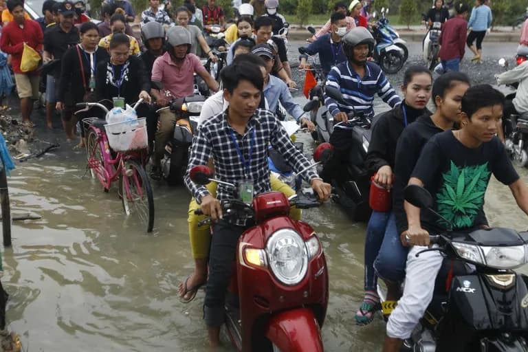  moped motor scooter scooter crash helmet jinrikisha ricksha rickshaw-0