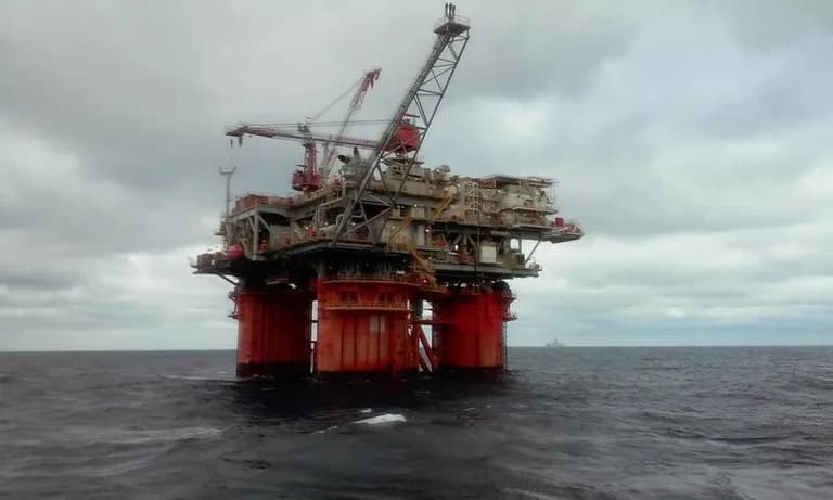  drilling platform offshore rig crane wreck pirate pirate ship-0