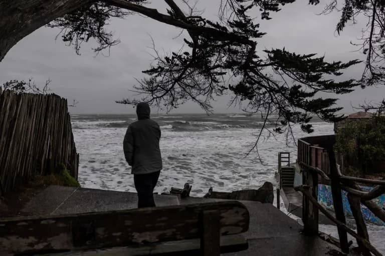  seashore coast seacoast sea-coast promontory headland head foreland lakeside lakeshore breakwater groin groyne mole bulwark seawall jetty-0