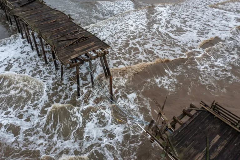  pier boathouse wreck dam dike dyke-0