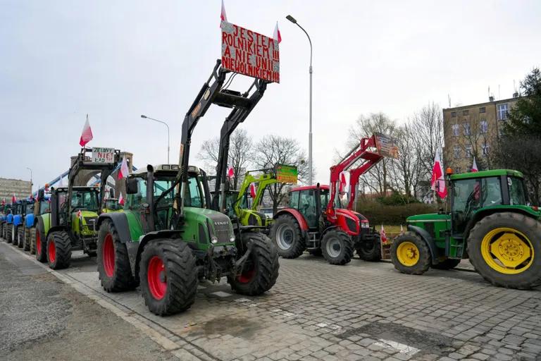  tractor harvester reaper thresher thrasher threshing machine crane-0