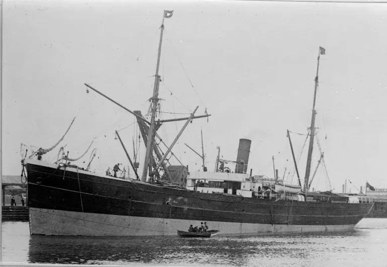  liner ocean liner schooner wreck fireboat-0