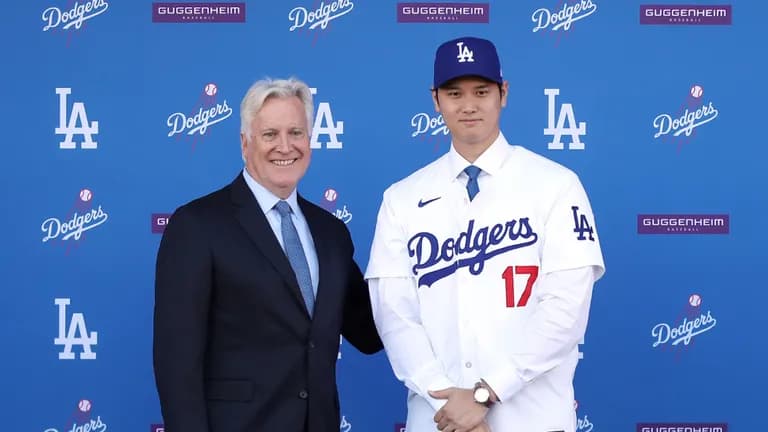  ballplayer baseball player scoreboard Windsor tie suit suit of clothes-0