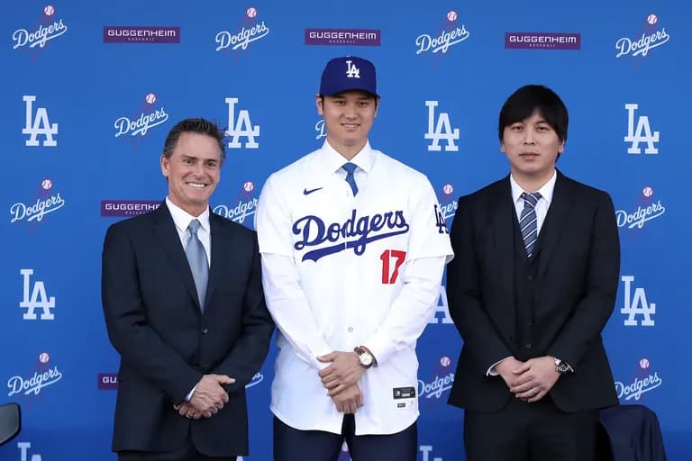  ballplayer baseball player suit suit of clothes Windsor tie scoreboard-0