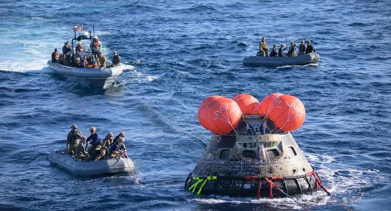  lifeboat speedboat grey whale gray whale devilfish Eschrichtius gibbosus Eschrichtius robustus drilling platform offshore rig-0